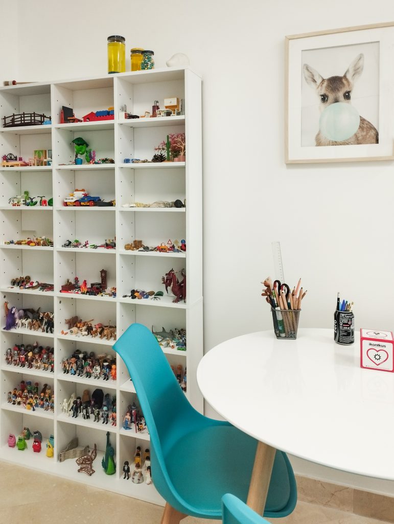 despacho uno con mesa redonda, los muñecos de playmobil