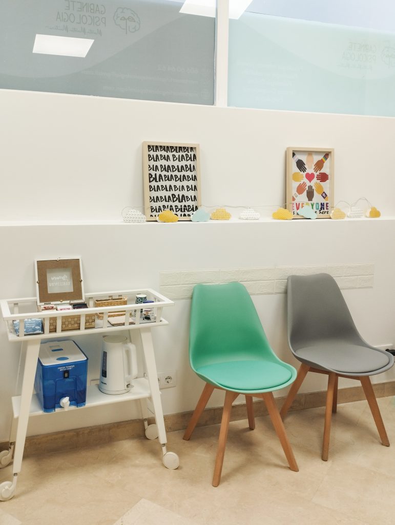 sala de espera con sillas